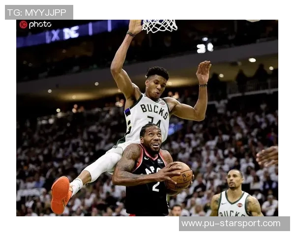 文班在队内训练中化身怪物持球一条龙突破抗飞防守完成双手暴扣 文班在队内训练中化身怪物持球一条龙突破抗飞防守完成双手暴扣